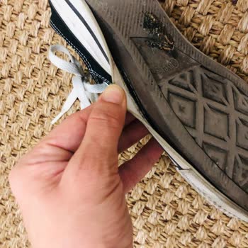 Teki Kendi Kendine Parçalanan Converse