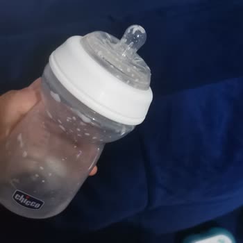 Chicco Naturalfeeling Biberon Mamayı İçerken Emziği İçeri Kaçıyor.