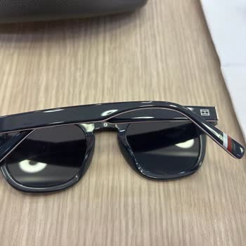 Tommy Hilfiger Yamuk Gözlük İle İlgili Yardımcı Olmuyor
