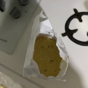 Kapalı Paket Piyale İrmik Böceklenmiş Çıktı, Şok Market Sorumsuzluğu