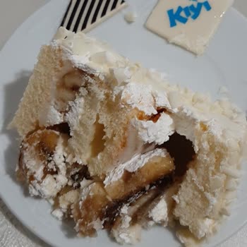 Kıyı Pastanesi Bozuk Ve Bayat Pasta.