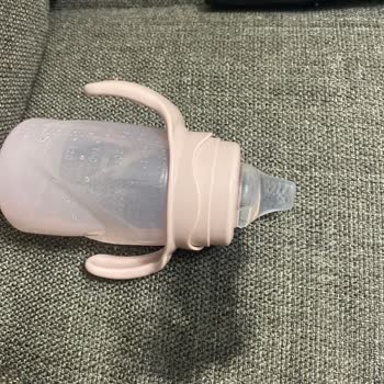 Mamajoo Kulplu Akıtmaz Eğitici Bardak Akıtıyor