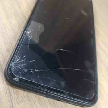 Reeder Telefon Ekranı Kırıldı