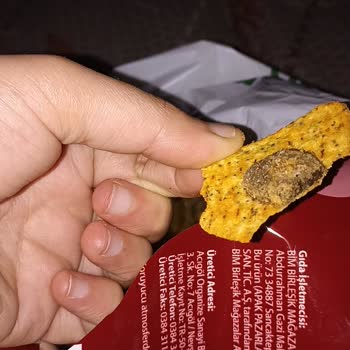 BİM Belirsiz Nesne Cipsin Üzerine Yapışık Zaten Cipsin Tadında Da Farklı