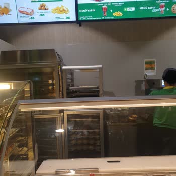 Subway Çalışanın Hijyenik Olmaması Her Şeyi Aynı Eldivenle Yapması