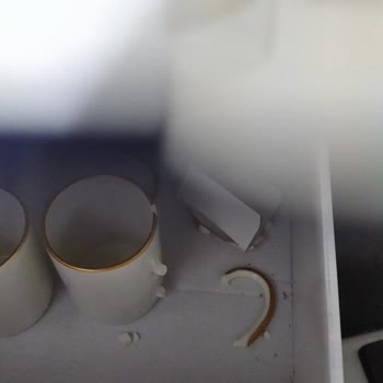 English Home Paketleme Faciası İle Parçalanan Fincan Takımı