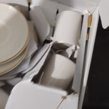 English Home Paketleme Faciası İle Parçalanan Fincan Takımı