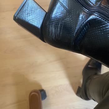 Luvishoes İki Giymede Botun Soyulması