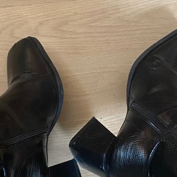 Luvishoes İki Giymede Botun Soyulması