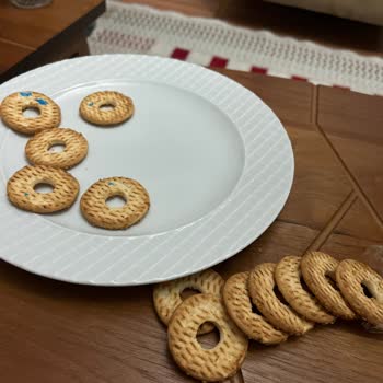 Süsse Bisküvi Susamlı Bisküviden Plastik Parçaları Çıktı