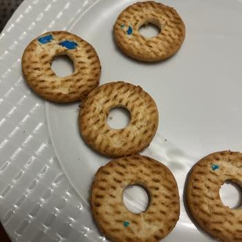 Süsse Bisküvi Susamlı Bisküviden Plastik Parçaları Çıktı