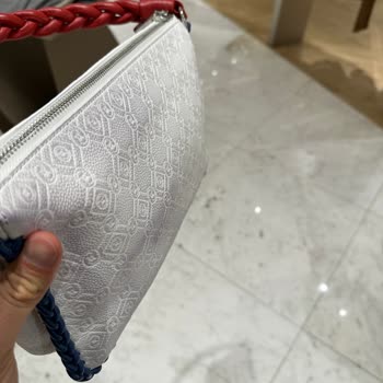 Vakko'dan Aldığımız Çantada Meydana Gelen Renk Değişimi Ve Deformeler.