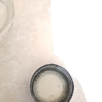 Uludağ Premium 750 Ml Cam Şişe Kapağı Siyah Boya Şeklinde Çözünüyor!