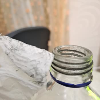 Uludağ Premium 750 Ml Cam Şişe Kapağı Siyah Boya Şeklinde Çözünüyor!