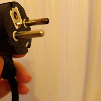 Arzum Ütü Fişten Çekerken Ateş Çıkardı