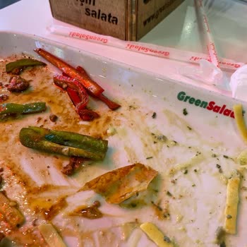Marmara Park Greensalads Restoranında Tabaktan Çıkan Cisim
