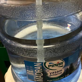 Pınar Su Damacanasında Böcek Parçaları