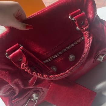 Authentic Seconds Kusurlu Çanta Satıyor