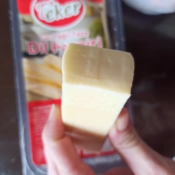 Eker Marka Dil Peynirinin İçi Kıl Dolu