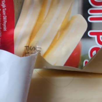 Eker Marka Dil Peynirinin İçi Kıl Dolu