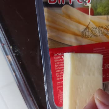 Eker Marka Dil Peynirinin İçi Kıl Dolu