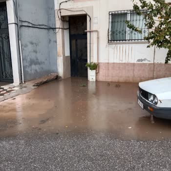 Manisa Su ve Kanalizasyon İdaresi Akhisar'da Su Baskını Sorunu: Rögarlar Tıkalı!