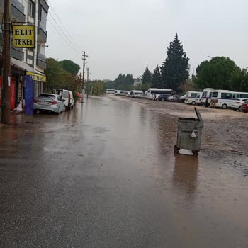 Manisa Su ve Kanalizasyon İdaresi Akhisar'da Su Baskını Sorunu: Rögarlar Tıkalı!