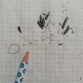 Faber-Castell Kurşun Kalemlerinin Ucu Kırık Çıkıyor. Çok Çabuk Kırılıyor.