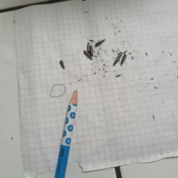 Faber-Castell Kurşun Kalemlerinin Ucu Kırık Çıkıyor. Çok Çabuk Kırılıyor.