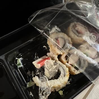 Dardanel Sushinin İçinden Çıkan Şeffaf Poşet