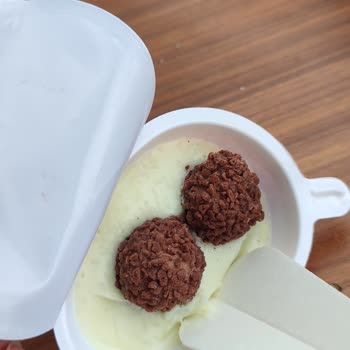 Kinder Joy Sürpriz Yumurtanın Üzerinde Beyaz Noktalar Var.