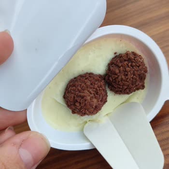 Kinder Joy Sürpriz Yumurtanın Üzerinde Beyaz Noktalar Var.