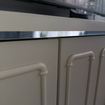 Kilim Mobilya Konsolda Lekeler Berjerin Metal Ayağı Paslı