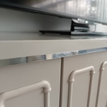 Kilim Mobilya Konsolda Lekeler Berjerin Metal Ayağı Paslı
