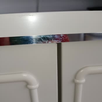 Kilim Mobilya Konsolda Lekeler Berjerin Metal Ayağı Paslı