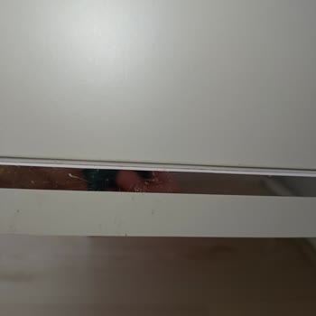Kilim Mobilya Konsolda Lekeler Berjerin Metal Ayağı Paslı