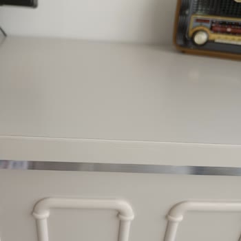 Kilim Mobilya Konsolda Lekeler Berjerin Metal Ayağı Paslı