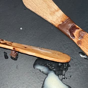 Magnum Dondurma Üzerinde Pıtır Pıtır Cisimler Var