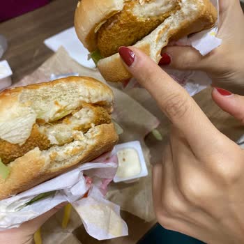 Burger King Burgerimde Eldiven Çıktı