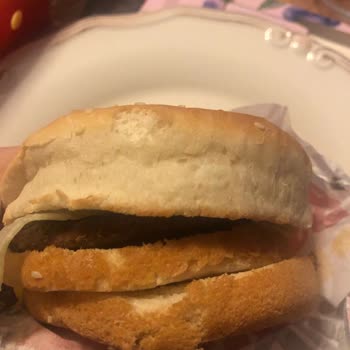 Burger King Çalışanların Ürünleri Hazırlarken ki Özensizliği