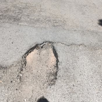 Etimesgut Belediyesi Caddedeki Büyük Çukur