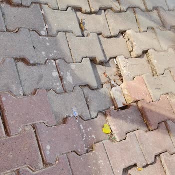 İBB - İstanbul Büyükşehir Belediyesi Çekmeköy'de Kaldırım Tehlikesi