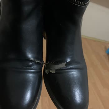 Dolaptan Aldığım Botun Derisi Sökük Ve Giyilmeyecek Vaziyette