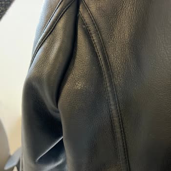 Mango Deri Ceketin Lekeli Gelmesi