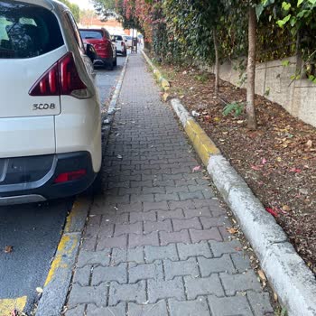 Sarıyer Belediyesi Kaldırım Kullanamıyoruz. Yamuk Ve Çökükler