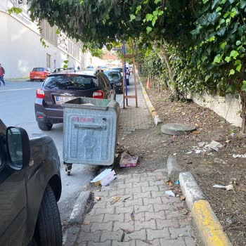 Sarıyer Belediyesi Kaldırım Kullanamıyoruz. Yamuk Ve Çökükler