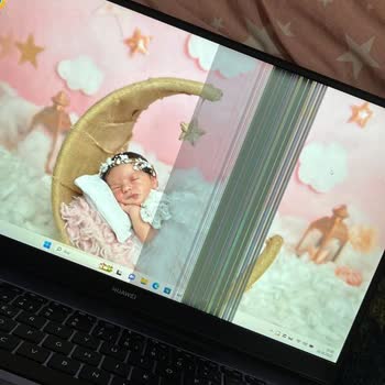Huawei Laptop Ekranda Durduk Yere Oluşan Çizgiler