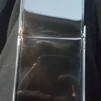 Samsung Z Flip 4 Ekran Kararma