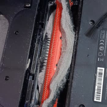 Xiaomi Robot Süpürge Ana Fırçada Toz Topluyor