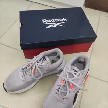 In Street Reebok Ayakkabının İçinin Parçalanması